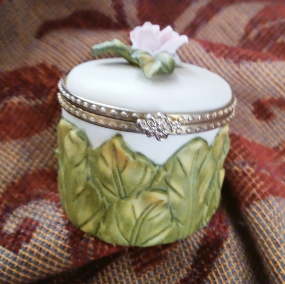 Collectable porcelain mini pill comtainer - Picture 3 of 13